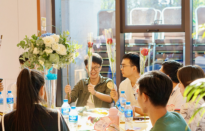 1605596983283476.jpg 男嘉賓為心動女孩準(zhǔn)備的玫瑰小.jpg