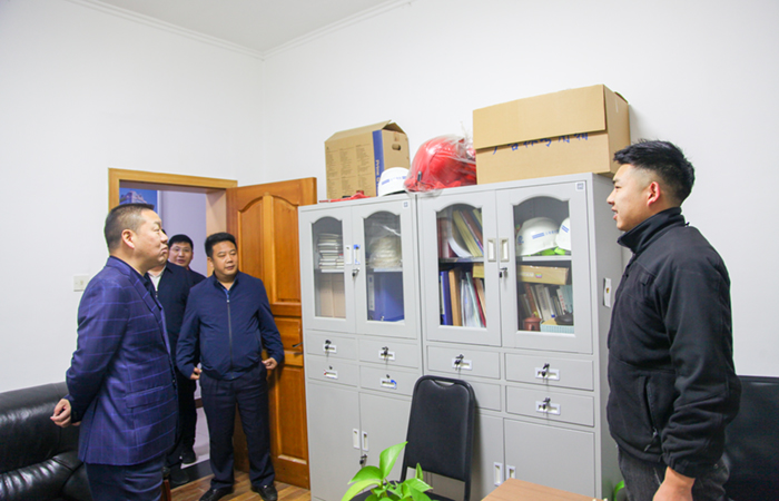 1670412484658496.jpg (小圖)董事長調(diào)研1.jpg