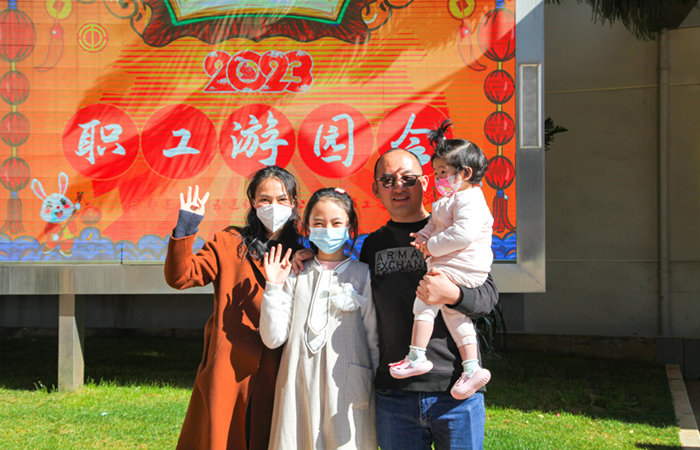 1674135423120391.jpg (小圖)領(lǐng)獎2.jpg